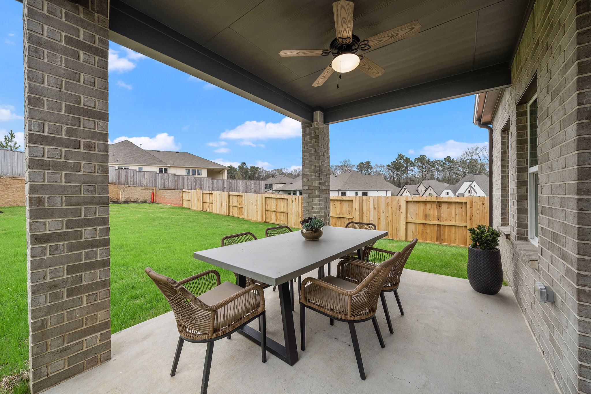 Covered patio with ceiling fan