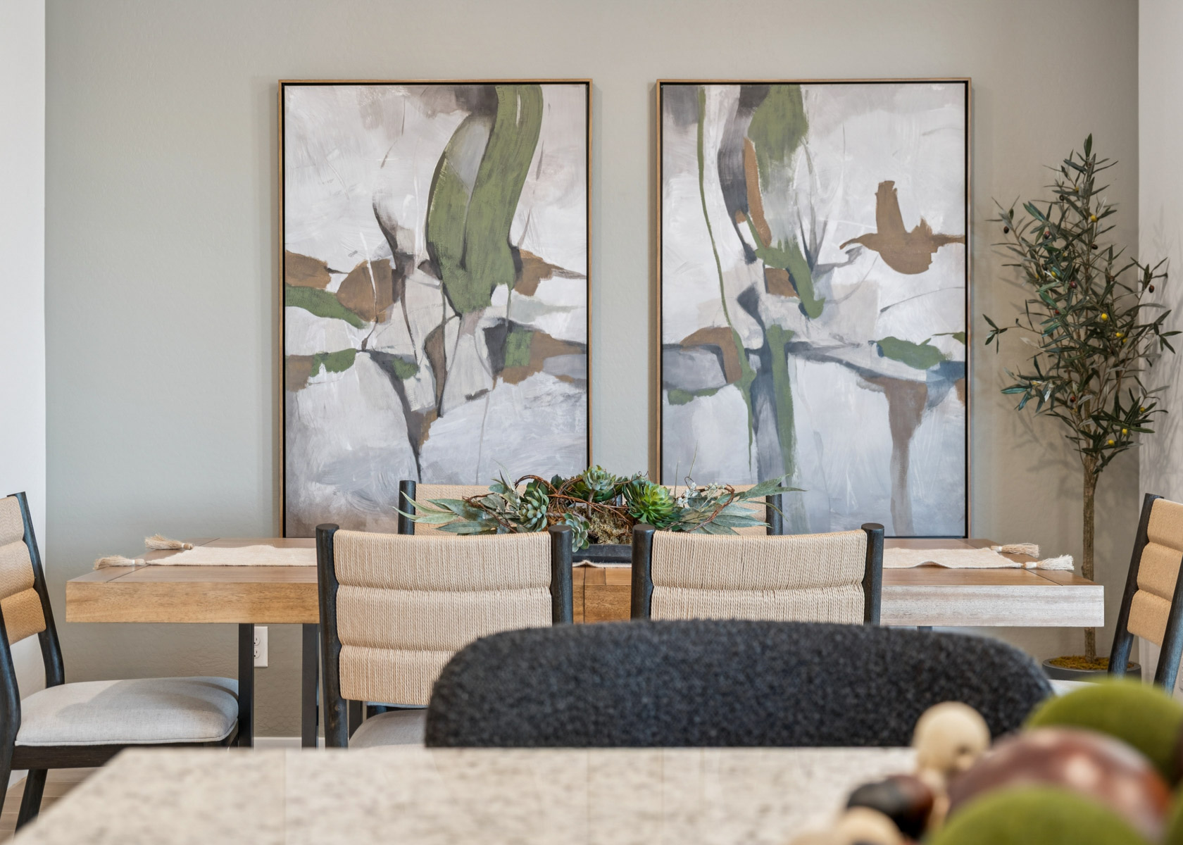 A room with chairs and tables.