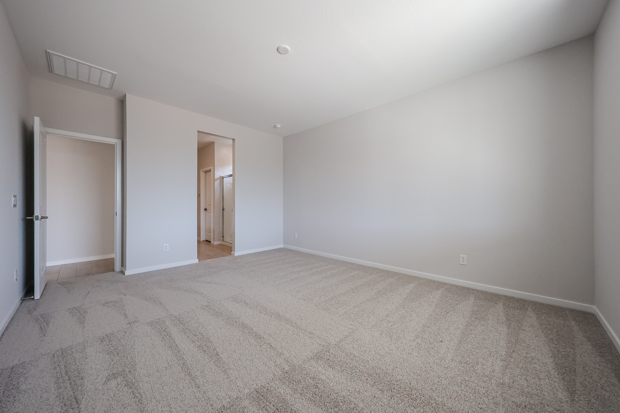 A room with a carpet and a carpet.