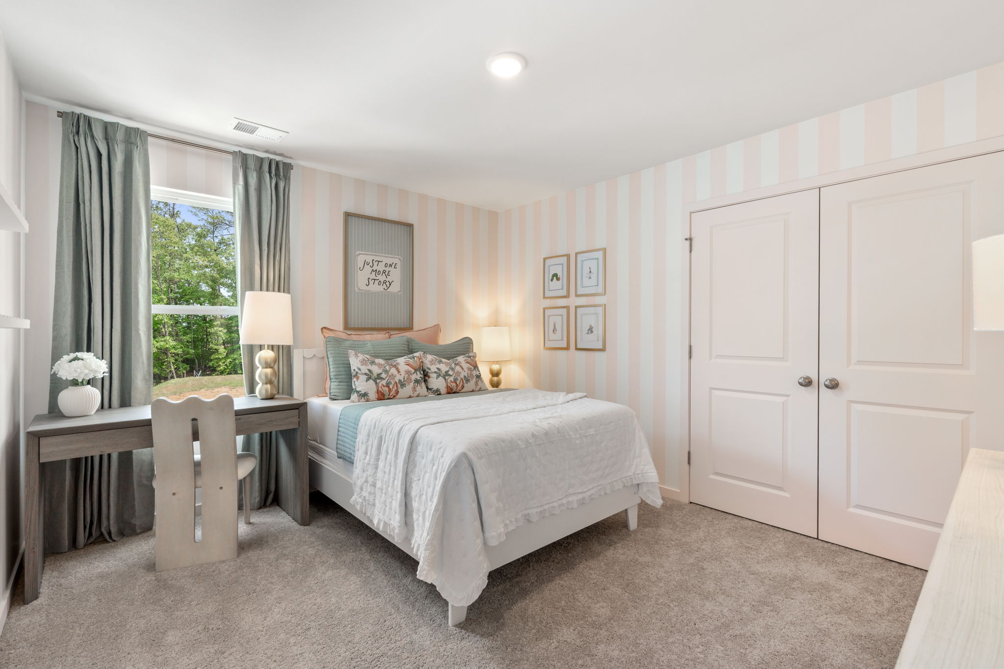 A bedroom with a bed and a desk.