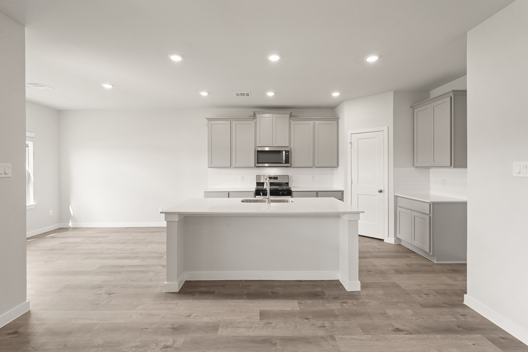 A kitchen with white cabinets.