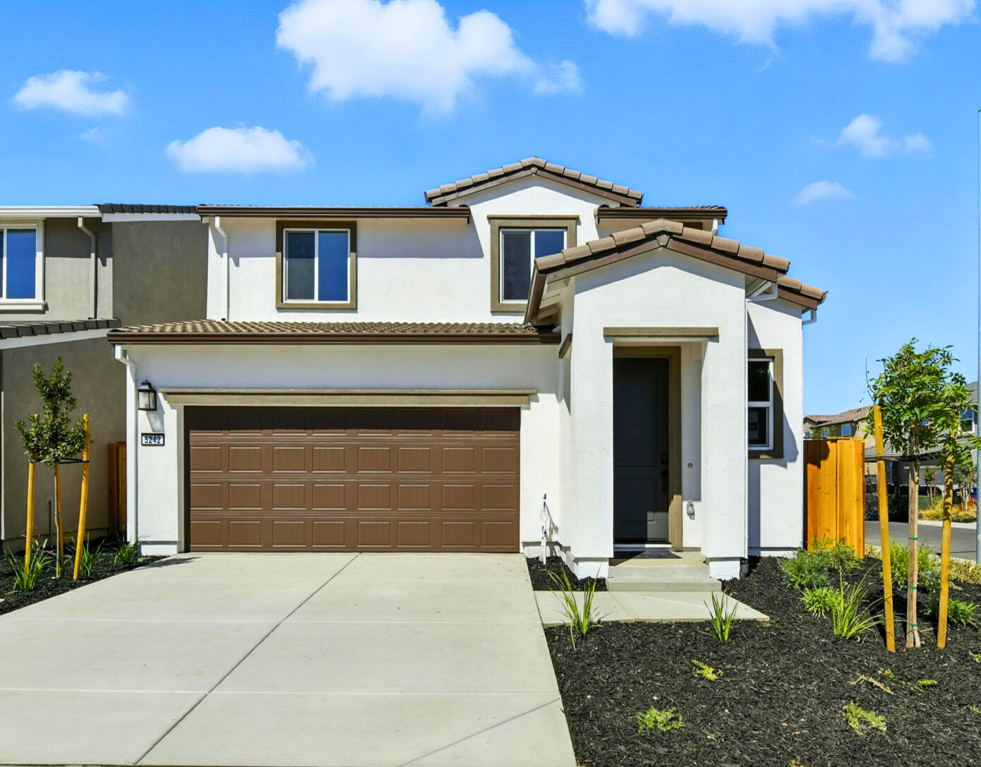 0020 5242 Senesta Circle